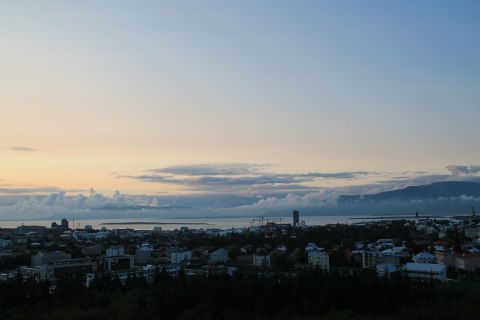 Mountains with mountains of clouds with a view of Reykjavík / Berge mit Wolkenbergen und einem Blick auf Reykjavík